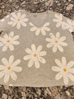 Torrid V-Neck T-Shirt Relaxed Fit Daisy Size Large 0 EUC